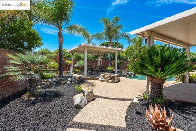 2981 Atherton Pl, Brentwood CA: https://media.crmls.org/mediaz/323d495f-a946-4301-8dd2-f62b83330ec4.jpg