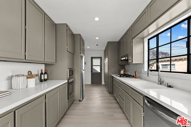 2446 Colby Avenue, Los Angeles CA: https://media.crmls.org/mediaz/323da017-0d03-428e-b19e-619044f64642.jpg