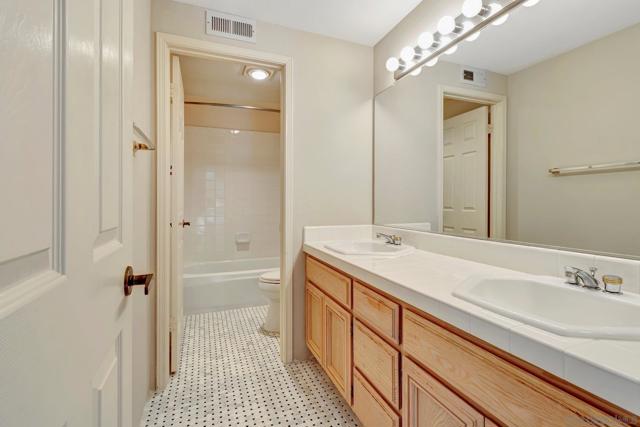 11515 Corte Playa Las Brisas, San Diego CA: https://media.crmls.org/mediaz/323df113-e5b6-4458-bf77-517f717ba3e9.jpg