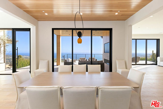 5366 Horizon Drive, Malibu CA: https://media.crmls.org/mediaz/323e39c1-ad18-4c1a-9cf1-ca6921e2aec3.jpg