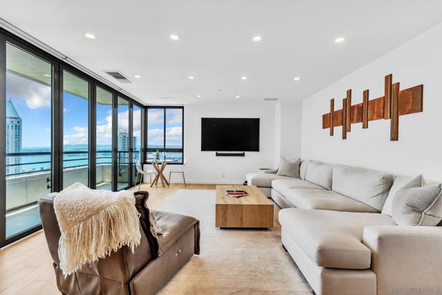 700 Front St, San Diego CA: https://media.crmls.org/mediaz/323ee00f-9a1e-4ca5-9d23-f194e3b1d5c6.jpg