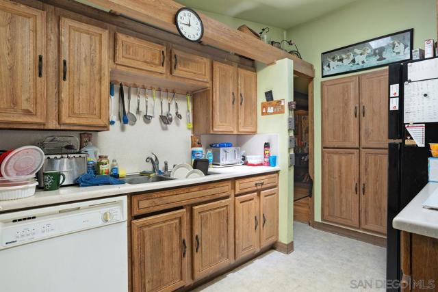 252 Santa Clara Dr, Vista CA: https://media.crmls.org/mediaz/323f52ac-0617-4c51-a4fc-620c27aaf29f.jpg