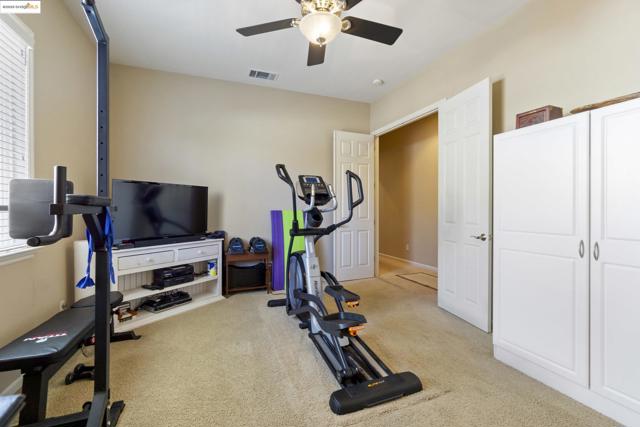 1117 Teal Ct, Brentwood CA: https://media.crmls.org/mediaz/32406cbc-8a3b-464f-b08c-191452f02158.jpg