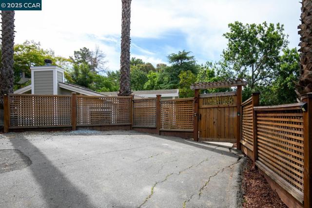 2 Deer field, Walnut Creek CA: https://media.crmls.org/mediaz/3240aee4-c4ac-4b72-9fbf-e247205c60b7.jpg