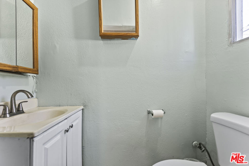 https://media.crmls.org/mediaz/32414722-56e4-4d7e-818b-6de3e44645bb.jpg?preset=X-Large