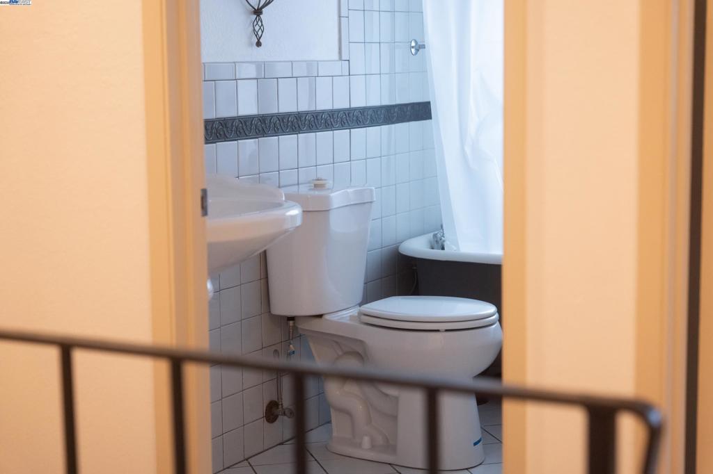 https://media.crmls.org/mediaz/324299b1-0fac-4c28-9981-f22c8e4c9aad.jpg?preset=X-Large