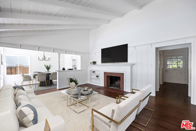 15519 Huston Street, Encino CA: https://media.crmls.org/mediaz/32435227-8a28-414c-bf78-363da4a94855.jpg