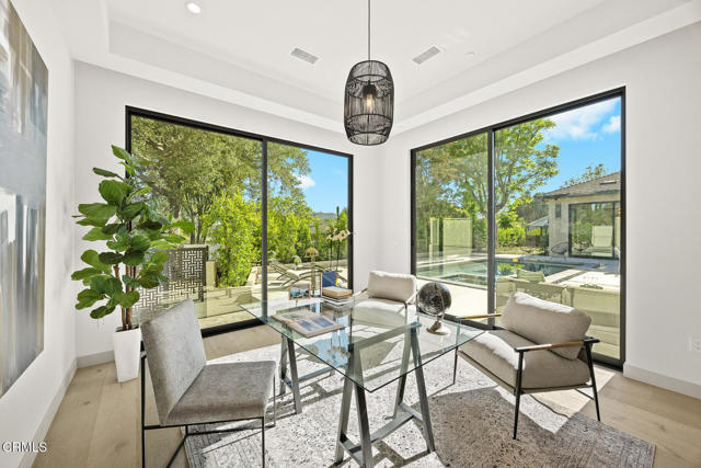 4828 Oakwood Avenue, La Canada Flintridge CA: https://media.crmls.org/mediaz/324360d6-86e3-4675-b571-eb5df5678451.jpg