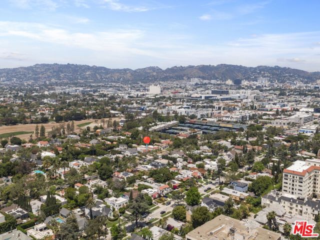 571 N Cahuenga Boulevard, Los Angeles CA: https://media.crmls.org/mediaz/324397df-b4e8-457b-bced-30412e121e1a.jpg