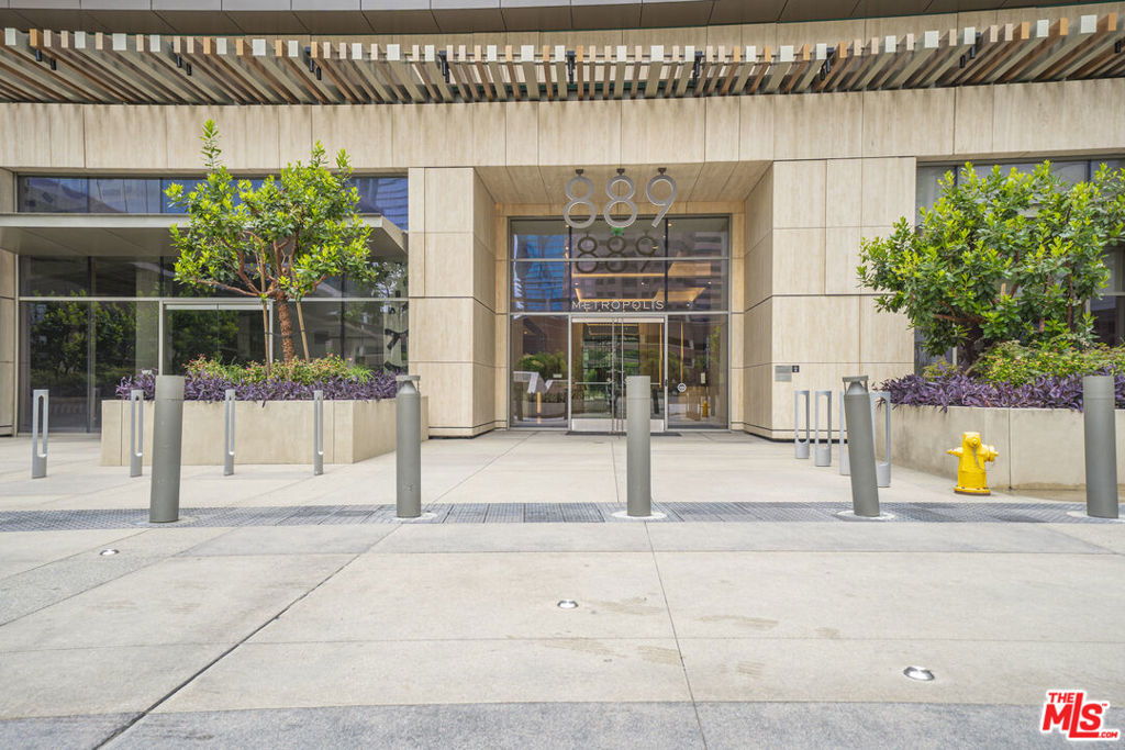 https://media.crmls.org/mediaz/3243d710-3881-4a14-8fcb-0423a934eb5e.jpg?preset=X-Large