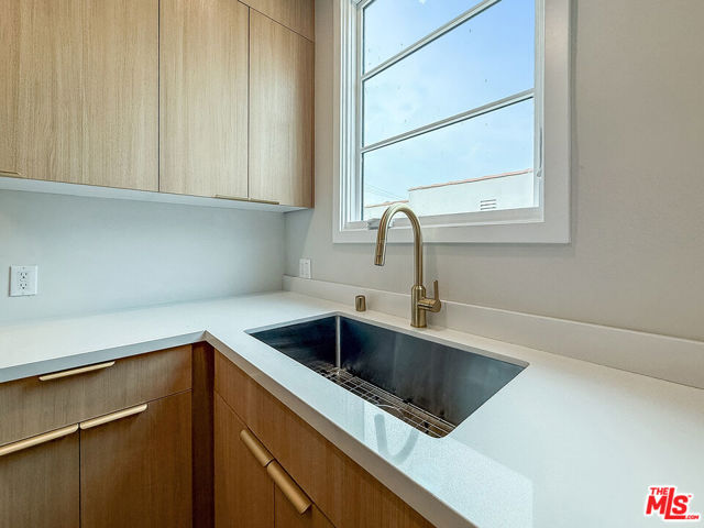 150 N Arnaz Drive, Beverly Hills CA: https://media.crmls.org/mediaz/3244105b-2363-4a09-9a55-432c22715ddc.jpg