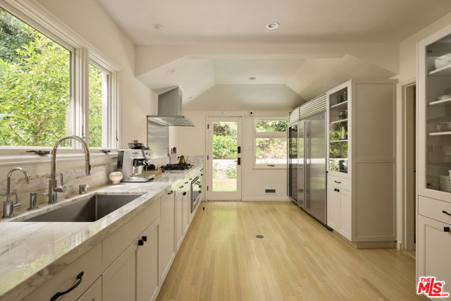 10660 Somma Way, Los Angeles CA: https://media.crmls.org/mediaz/32444b78-934d-4219-b7f1-e349a318355f.jpg