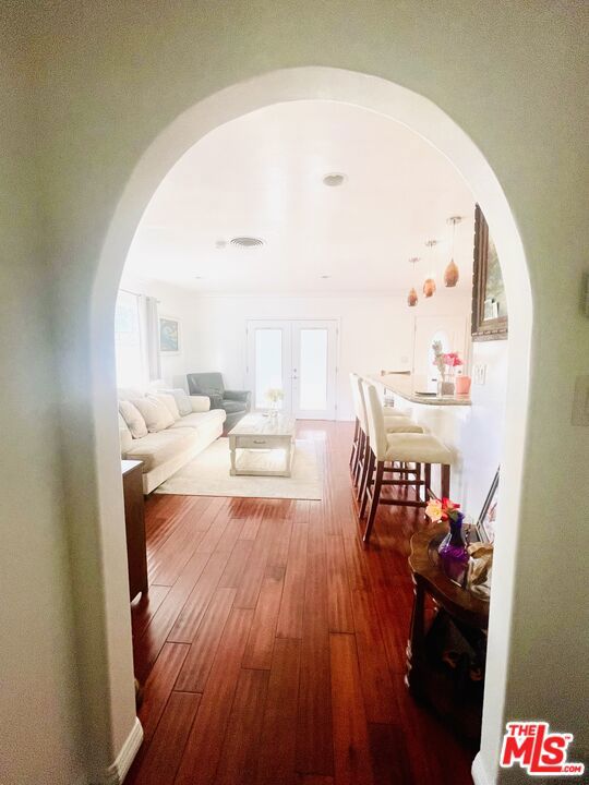 10704 Oro Vista Avenue, Sunland CA: https://media.crmls.org/mediaz/3245747f-838c-4956-b836-895caaa7c55b.jpg