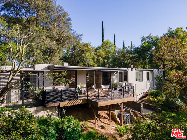 1280 Glen Oaks Boulevard, Pasadena CA: https://media.crmls.org/mediaz/3245a5e0-1c9a-4097-bf5c-dc1a8297e101.jpg