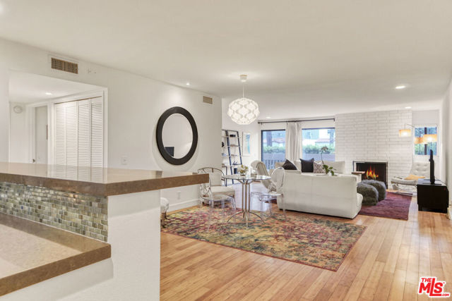 858 12th Street, Santa Monica CA: https://media.crmls.org/mediaz/3245f576-fbe9-404a-b870-6e65086df9c0.jpg