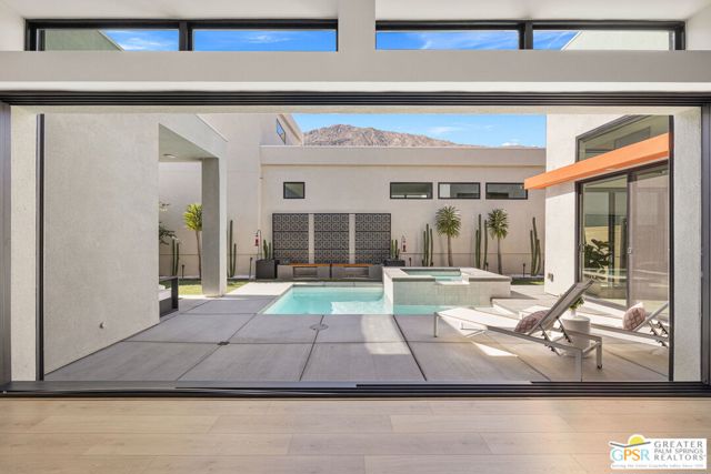 190 Obsidian Loop, Palm Springs CA: https://media.crmls.org/mediaz/324609aa-eb9c-4a1b-9bd0-078aafab2b0a.jpg