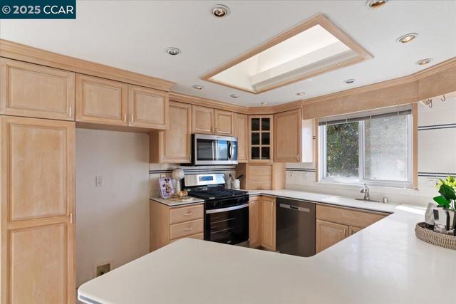 207 Midway Dr, Martinez CA: https://media.crmls.org/mediaz/3246348d-4ad6-4830-a937-aa099b7363be.jpg