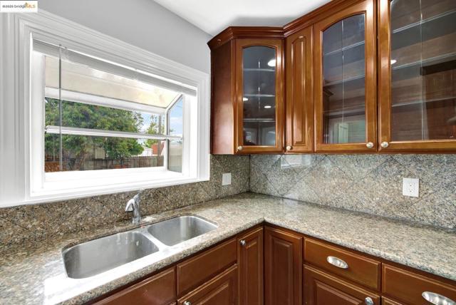 1009 106Th Ave, Oakland CA: https://media.crmls.org/mediaz/32486147-96f7-436d-8438-d30de83ce45b.jpg
