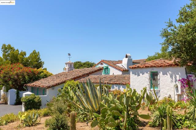 6801 Estates Dr, Oakland CA: https://media.crmls.org/mediaz/3248c428-d730-4fbd-99c4-f8e9adf784ba.jpg