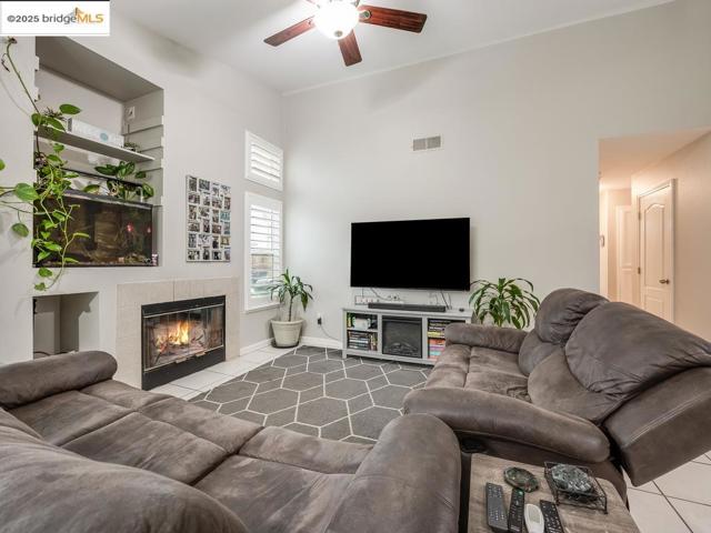 656 Miller Dr, Oakley CA: https://media.crmls.org/mediaz/3248d746-43ca-4705-b33a-77775bbfde47.jpg