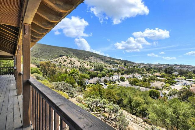 1310 Miracielo Court, San Marcos CA: https://media.crmls.org/mediaz/324a804c-5f48-4fbb-8346-2473127895e4.jpg