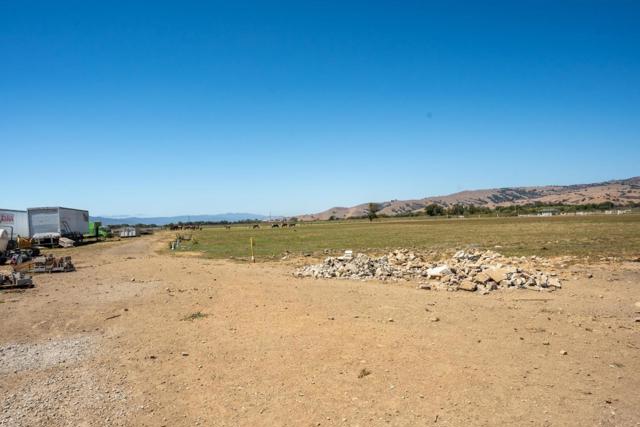 8440 Lovers Lane, Hollister CA: https://media.crmls.org/mediaz/324ace56-01ed-4615-9724-19488fda36c6.jpg