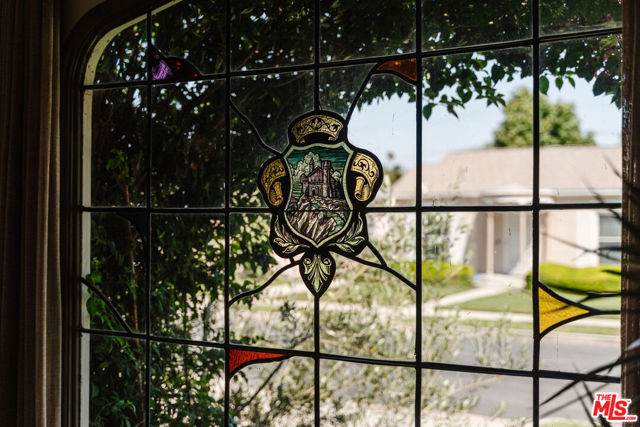 3975 Sutro Avenue, Los Angeles CA: https://media.crmls.org/mediaz/324c5686-74a8-4e2c-9fef-f12165584e68.jpg