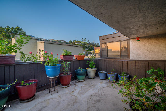 125 W Mountain Street, Glendale CA: https://media.crmls.org/mediaz/324c9546-2b57-4792-b3f1-19c69dae3c04.jpg