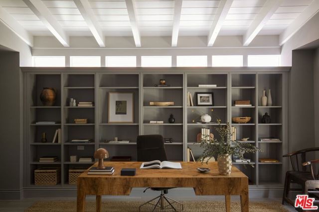 204 S Plymouth Boulevard, Los Angeles CA: https://media.crmls.org/mediaz/324ca54f-1b1d-4fef-8471-e82069362838.jpg