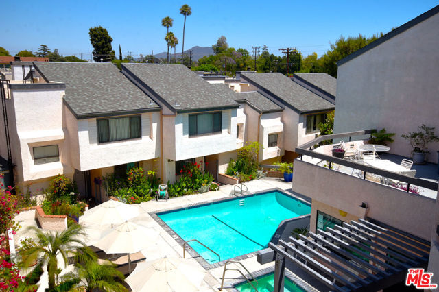 11911 Magnolia Boulevard, Valley Village CA: https://media.crmls.org/mediaz/32504740-8ca4-46ae-a44f-dd423cb0212c.jpg