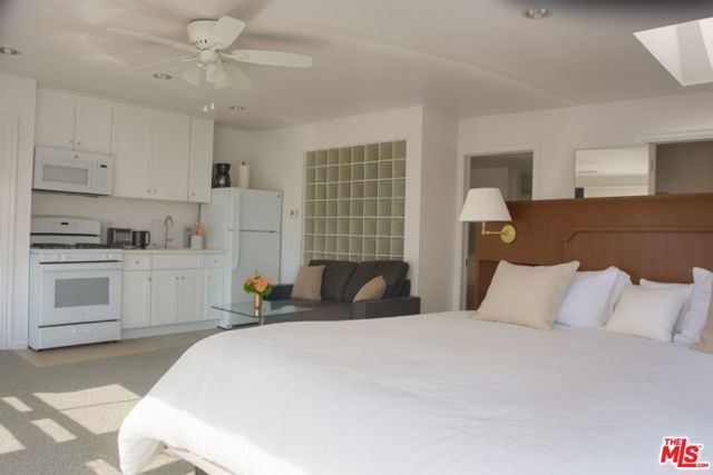 10 30th Avenue, Venice CA: https://media.crmls.org/mediaz/3251400d-b70b-44cc-b58c-2511e53855b9.jpg
