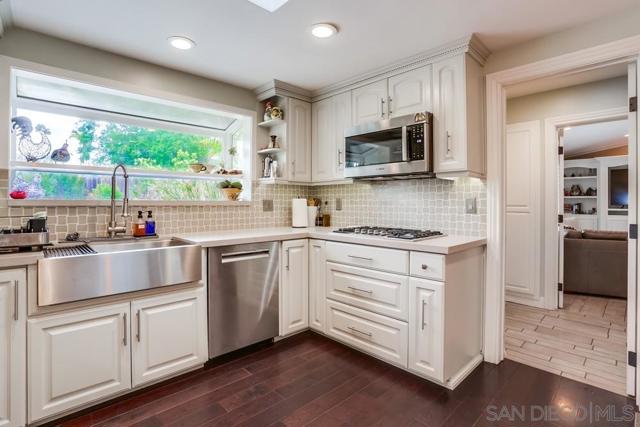 2293 Alta Vista Drive, Vista CA: https://media.crmls.org/mediaz/32525e9e-bf66-4dac-bc9f-4a5ceb3e1dac.jpg