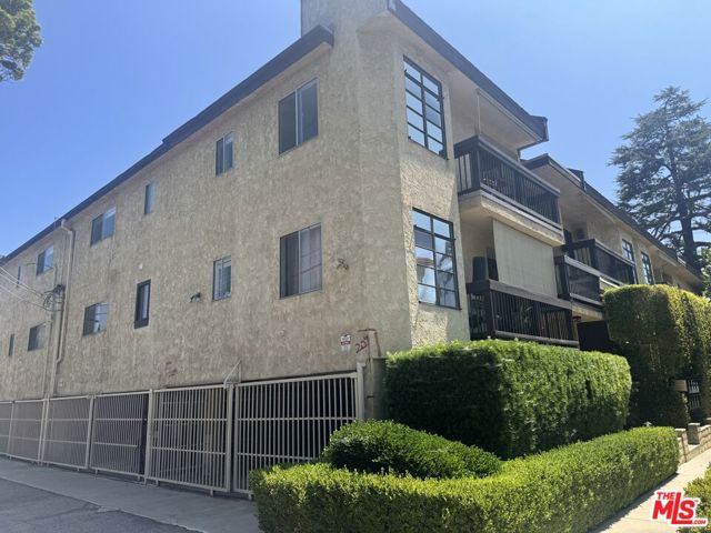 13021 Moorpark Street, Studio City CA: https://media.crmls.org/mediaz/32528c4d-97f1-4051-883b-25005e6707f1.jpg