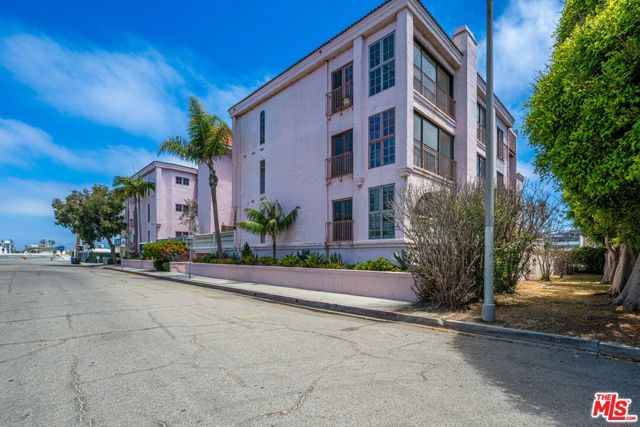 6220 Pacific Avenue, Playa del Rey CA: https://media.crmls.org/mediaz/325425f0-aca6-443e-af22-4c7f90e9bea5.jpg