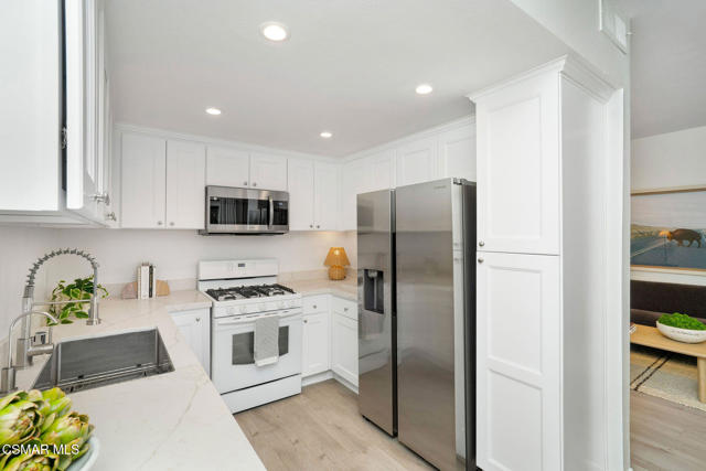 17914 Magnolia Boulevard, Encino CA: https://media.crmls.org/mediaz/32546660-8551-411f-8405-f7c176898422.jpg