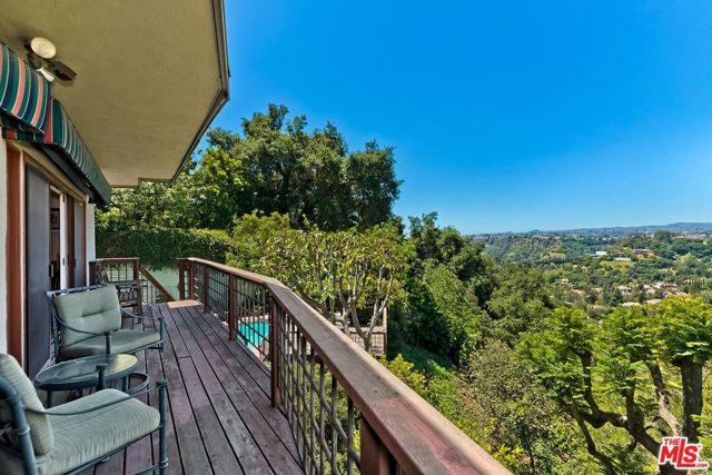 13490 Firth Drive, Beverly Hills CA: https://media.crmls.org/mediaz/32547138-43f1-44b6-b262-0fa7c0f47551.jpg