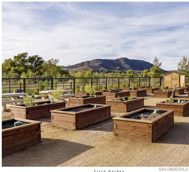 35111 Cooper Pl, Fallbrook CA: https://media.crmls.org/mediaz/3254857d-6d38-48fc-b905-de654f627296.jpg