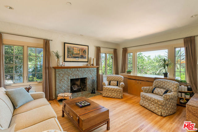 1441 Columbia Drive, Glendale CA: https://media.crmls.org/mediaz/3254a918-d3ca-4d4f-9aae-81024ddef8d4.jpg