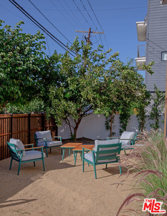 2046 S Burnside Avenue, Los Angeles CA: https://media.crmls.org/mediaz/32559778-cfaa-4c82-ada7-5041fe5f5817.jpg