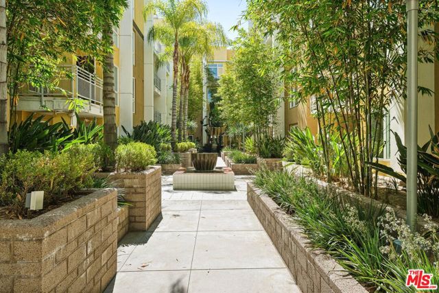 21301 Erwin Street, Woodland Hills, California 91367, 2 Bedrooms Bedrooms, ,2 BathroomsBathrooms,Condominium,For Sale,Erwin,24427491