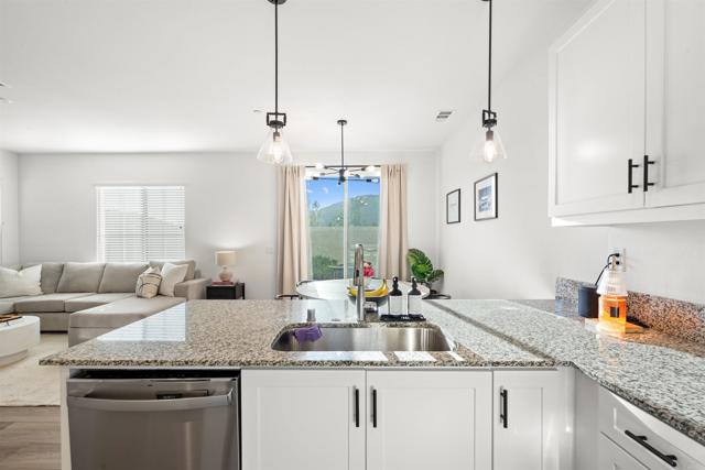 Detail Gallery Image 13 of 60 For 35190 Blossom Pl, Fallbrook,  CA 92028 - 3 Beds | 2/1 Baths