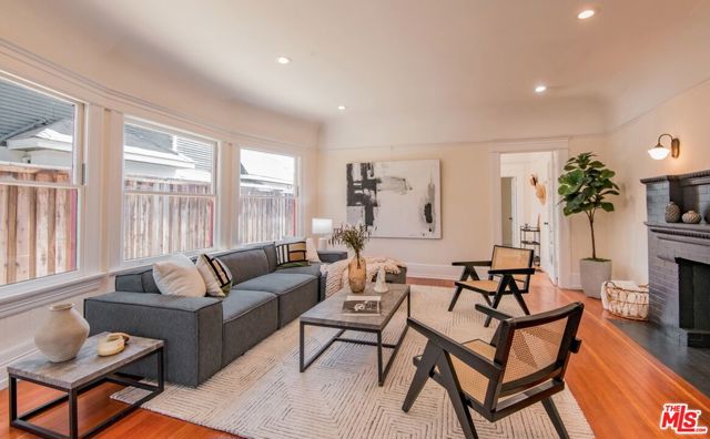 2057 S Oxford Avenue, Los Angeles CA: https://media.crmls.org/mediaz/3255e4ba-f003-4f0a-9a66-6f3480aee9ba.jpg