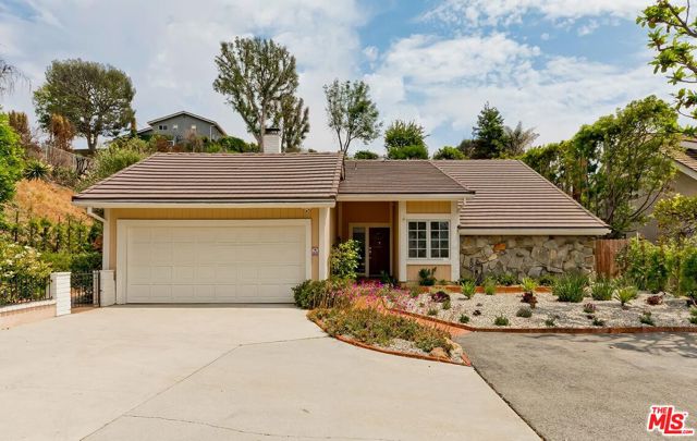 17181 Avenida De La Herradura, Pacific Palisades CA: https://media.crmls.org/mediaz/3257d6c1-4c40-4c5d-95e1-70fabe9003e9.jpg