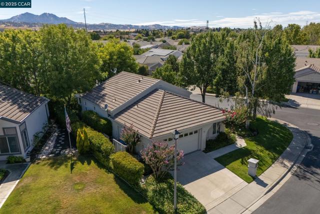 95 Goldspur Way, Brentwood CA: https://media.crmls.org/mediaz/3257dc89-0b89-4665-83bd-e0aa437e12ba.jpg