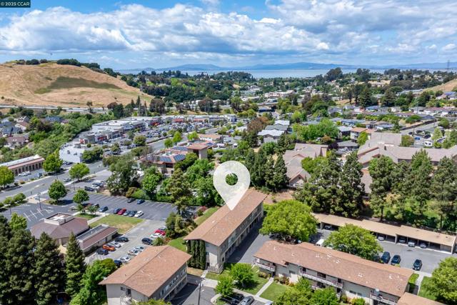 2345 Paloma Ct, Pinole CA: https://media.crmls.org/mediaz/32587423-4708-4a68-b930-ab68beda5aa2.jpg