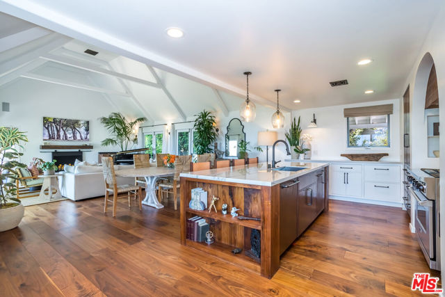 8149 Mannix Drive, Los Angeles CA: https://media.crmls.org/mediaz/3258e6f1-084d-406d-b14e-f7018d9d2b58.jpg