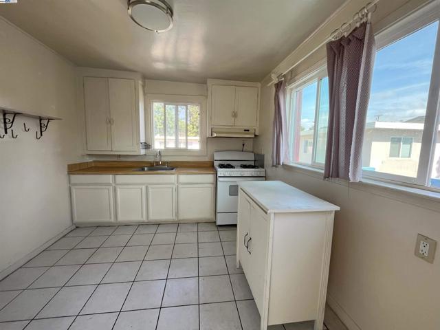 2324 9Th Ave, Oakland CA: https://media.crmls.org/mediaz/3259e1af-d115-48c7-9f8b-0964809f7408.jpg