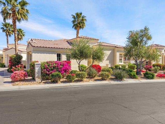 80872 Calle Azul, La Quinta CA: https://media.crmls.org/mediaz/3259f535-3283-4026-9119-2d52fbd448ae.jpg