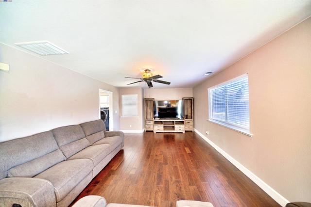 4516 Old Mill Ct, Salida CA: https://media.crmls.org/mediaz/325b7b88-78a7-4725-9c99-27031c82e697.jpg