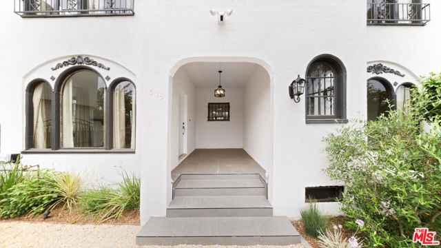 1005 Genesse, West Hollywood CA: https://media.crmls.org/mediaz/325bbff0-868a-4d31-a19b-9db05cf632aa.jpg